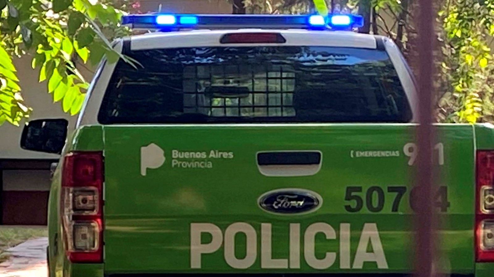 Matan a un hombre por una disputa de dinero y vecinos prenden fuego la casa de uno de los atacantes